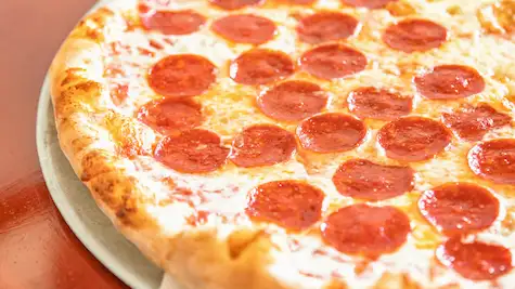 Pizza Pepperoni Supremo com bordas tostadas